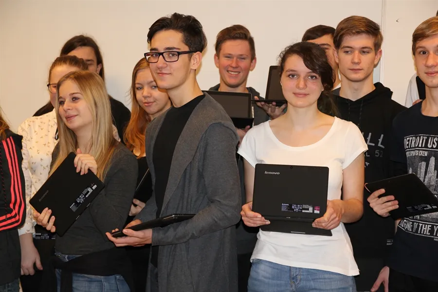Foxconn podporuje vzdělávání v&nbsp;regionu, SPŠE daruje tablety pro podporu výuky