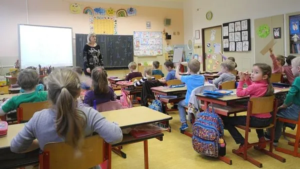 Platy učitelů se zvýší o&nbsp;osm procent