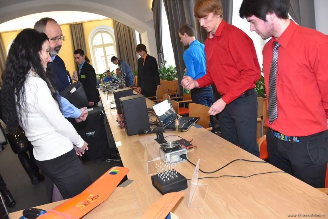Žáci elektrotechnické školy i&nbsp;zaměstnavatelé prezentovali obor budoucnosti