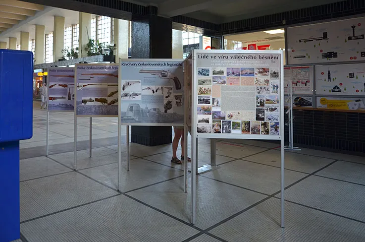 Žáci a&nbsp;studenti směřují k&nbsp;Legiovlaku na pardubickém nádraží
