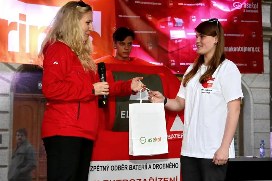 Červený kontejner v&nbsp;Pardubicích spolkl více než 50&nbsp;kg elektroodpadu