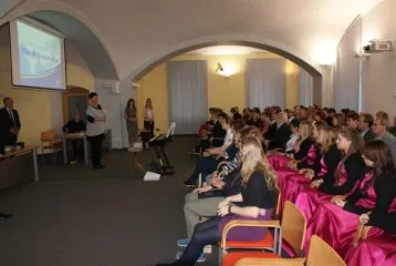 Zaplneny-sal-Jana-Kaspara