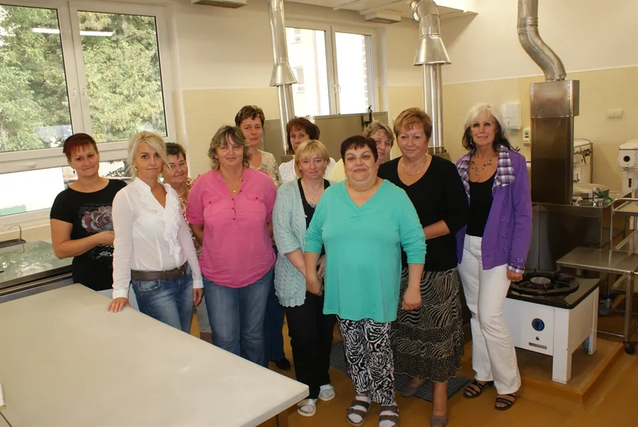 Školní jídelna v&nbsp;Holicích zahájila po rekonstrukci kuchyně znovu svůj provoz
