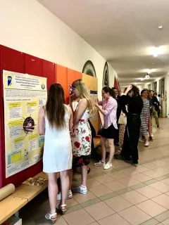 Nikola-predstavuje-svoji-praci-ostatnim-soutezicim-a-verejnosti-v-prostorach-skoly-gymnazia-J.-Ortena