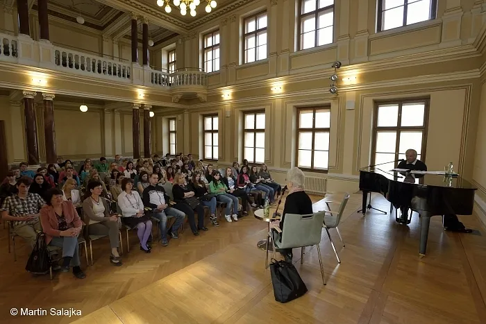 OA Chrudim na besedě s&nbsp;paní Hanou Lustigovou