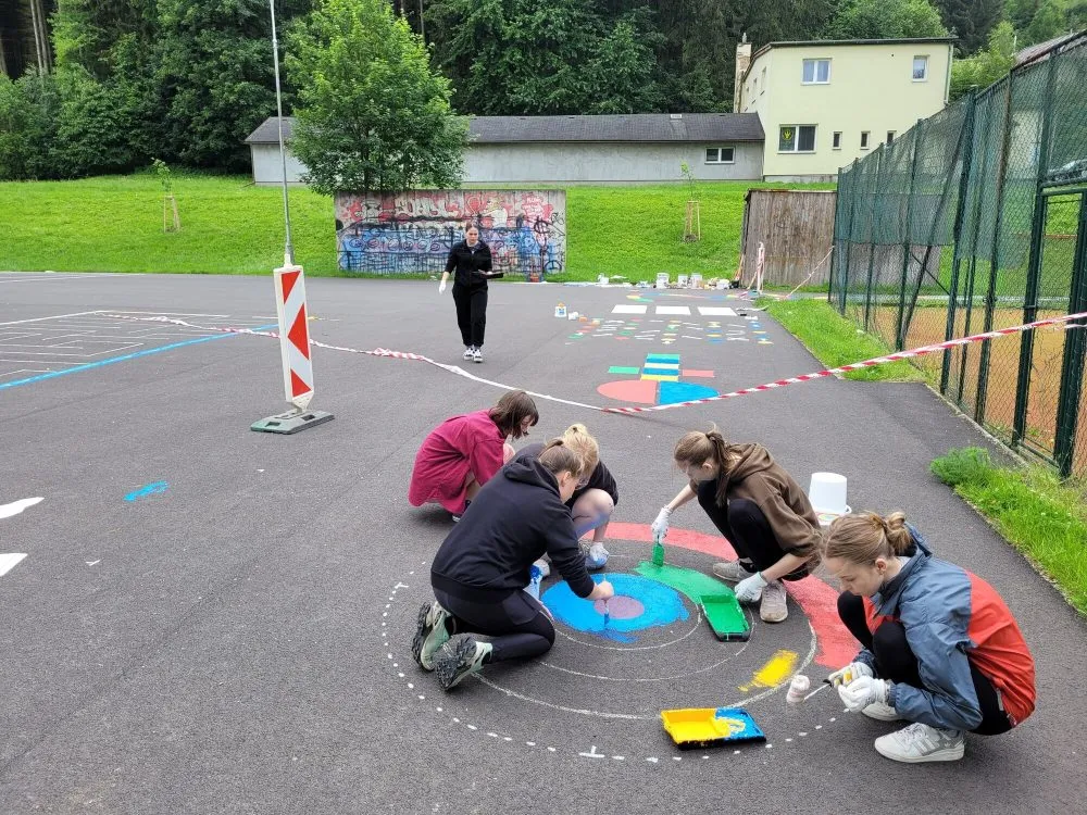Skvělý počin studentů – vylepšili dětské hřiště