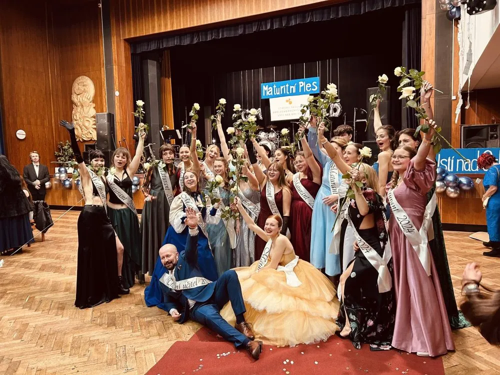 První maturitní ples umprumky se vydařil