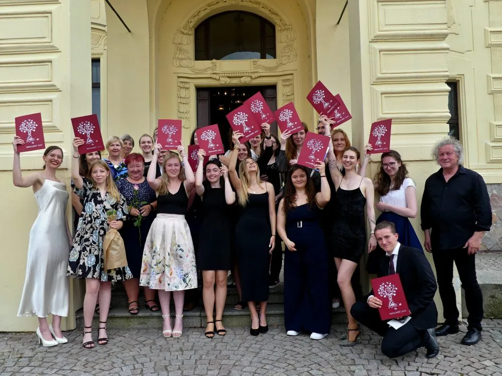 Poslední maturitní vysvědčení rozdána