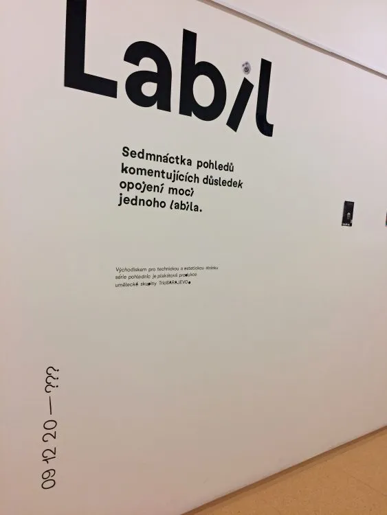 Maturitní ročník grafiků vystavuje přímo ve škole