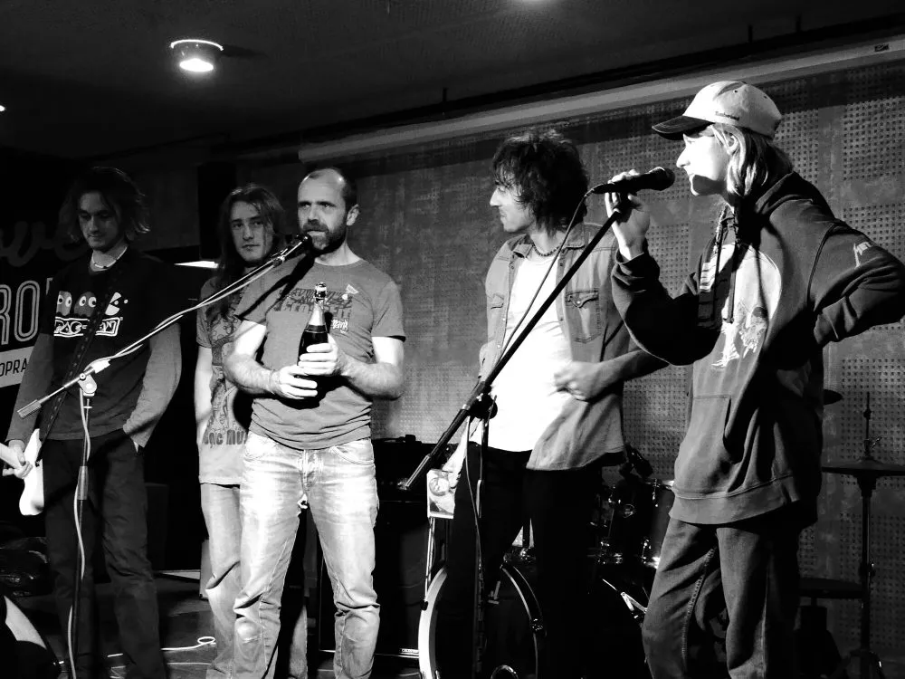Fotogalerie: absolventi umprumky křtili první CD, za kmotra jim šel vyučující