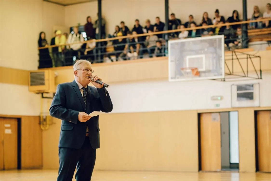 Zpátky do lavic a&nbsp;za katedry!