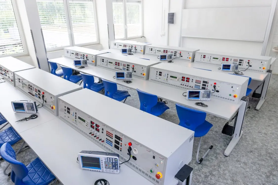 Žáci SOU plynárenského mají novou učebnu pro elektrotechniku