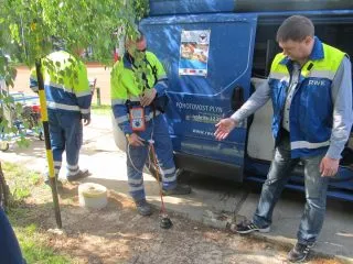 Specialiste-z-RWE-pri-vyhledavani-uniku-plynu