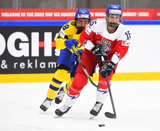 Andrea Trnková z&nbsp;SG Pardubice veze z&nbsp;ženského MS v&nbsp;hokeji bronz!