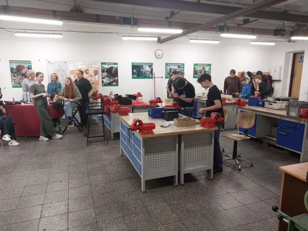 Den otevřených dveří pro rodiče s&nbsp;žáky a&nbsp;studenty ve firmě Isolit-Bravo