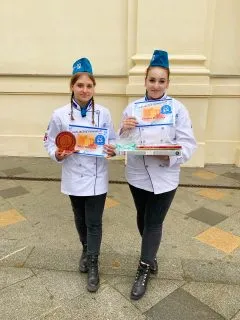s-diplomy-pred-kostelem
