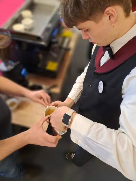 Vůně kávy, šikovné ruce a&nbsp;nové dovednosti: baristický kurz pod vedením Jakuba Točoně pro žamberecké gastronomy a&nbsp;gastronomky