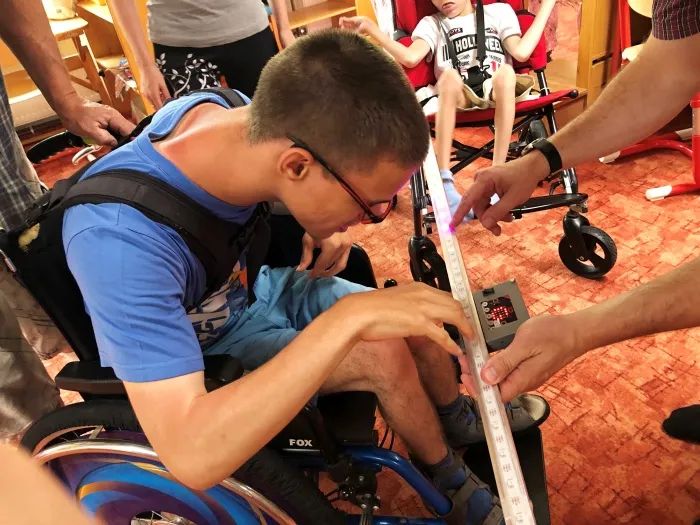 Žákyně lanškrounského gymnázia představily rehabilitační pomůcku dětem ze speciální školy