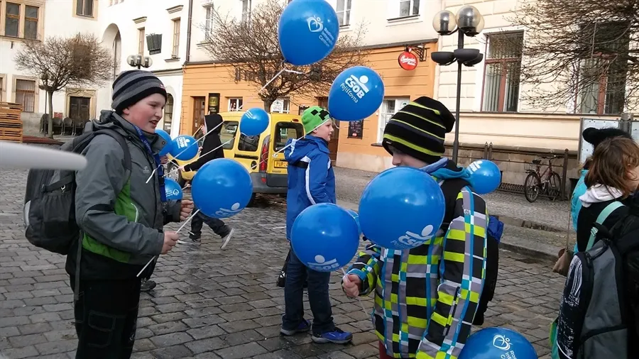 ZŠ Pardubice, Staňkova 128 se zúčastnila akce Modrý den aneb Den autismu