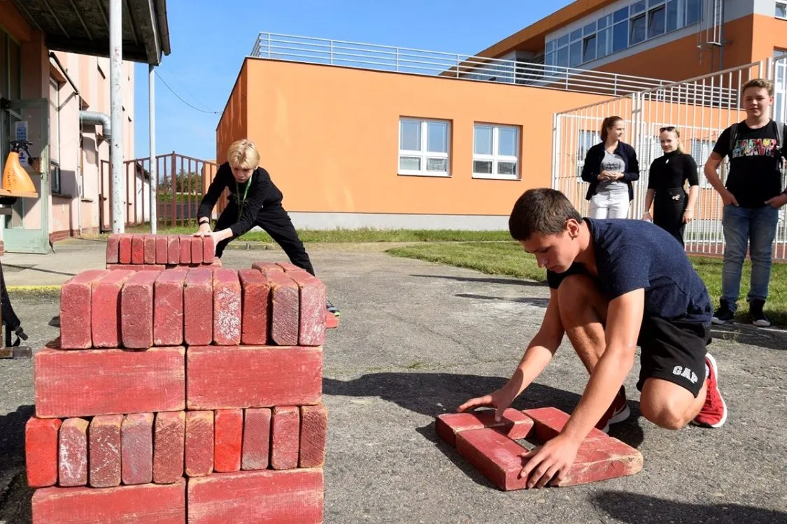 Poněkud „utajená“ televizní reportáž připomněla start letošních TECHNOhrátek mezi pardubickými stavaři