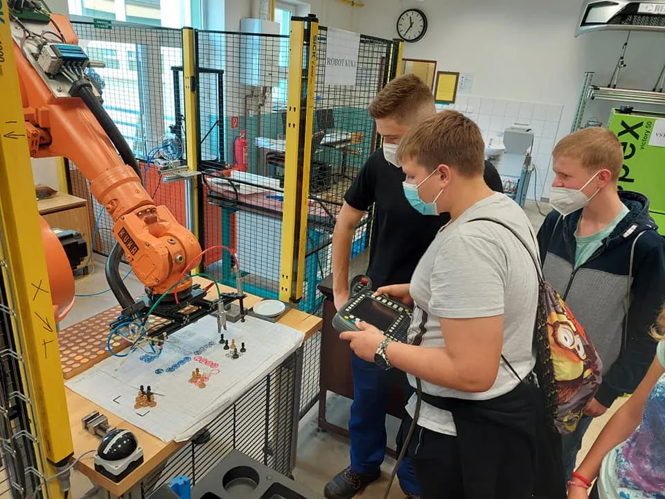 Úvodní akce TECHNOhrátek základní školy zaujaly – hodnotí je pozitivně a&nbsp;radují se z&nbsp;dortů