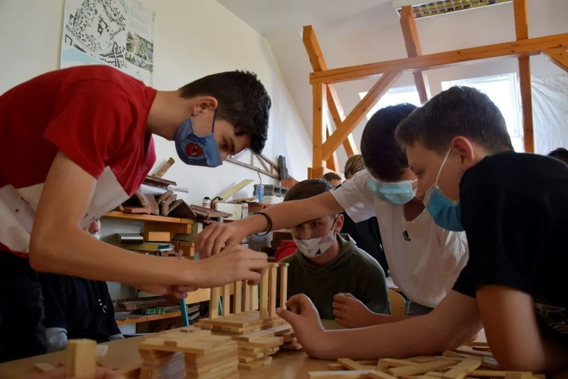 Týdeník 5 plus 2 obsáhle informoval o&nbsp;letošní anabázi projektu TECHNOhrátky