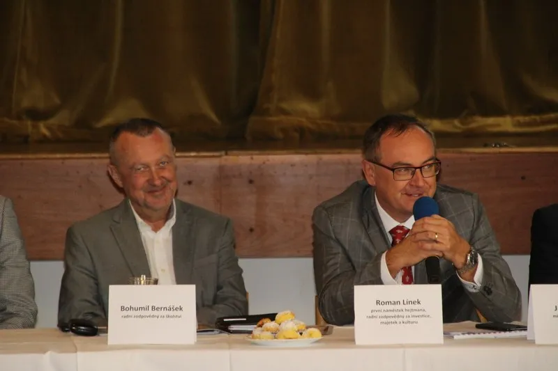 Kraj čekají v&nbsp;příštím roce velké investice. Programové dotace pro obce se však krátit nebudou.