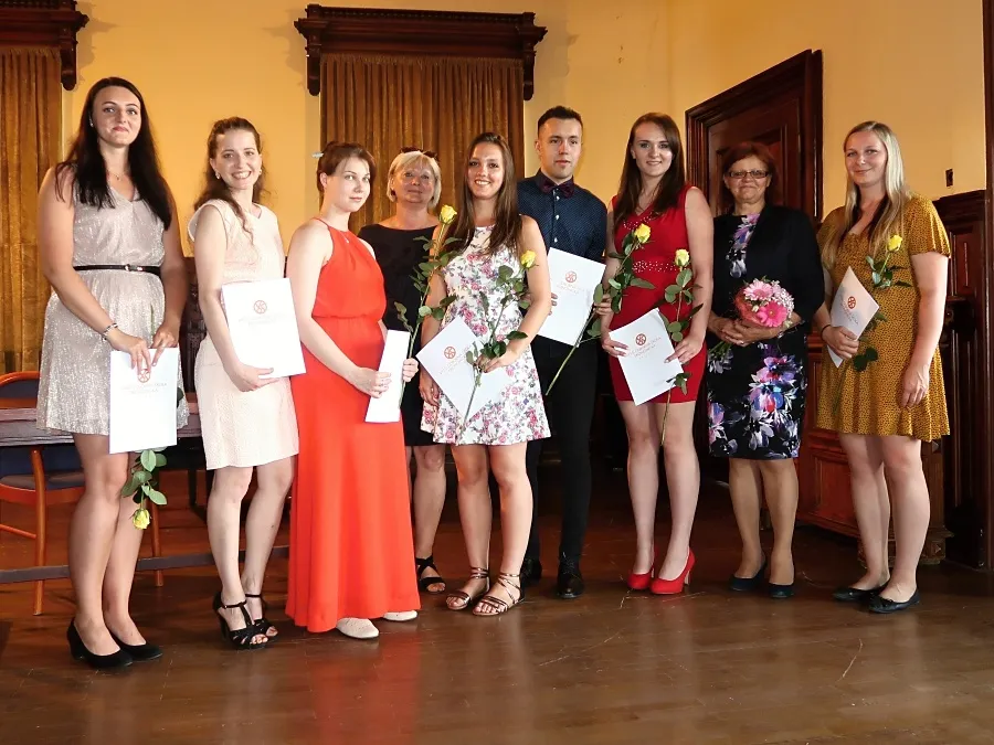 Předávání maturitních vysvědčení a&nbsp;diplomů ve Svitavách absolventům oboru OA a&nbsp;VOŠ