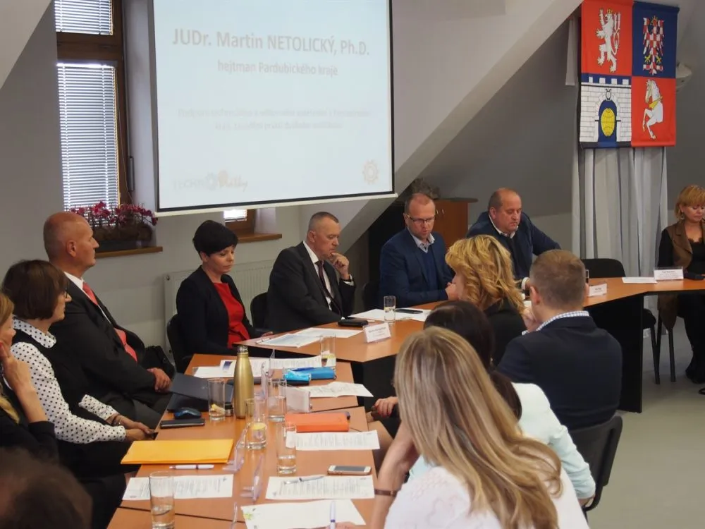 Kulatý stůl v&nbsp;Letohradu: Zaměstnavatelé podporují střední školy, ale zavedení duálního vzdělávání je nutností