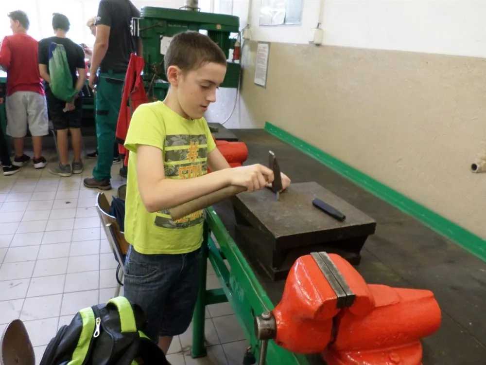 Nováčky ze Žehušic ve Chvaleticích nejvíce bavila práce s&nbsp;kovy