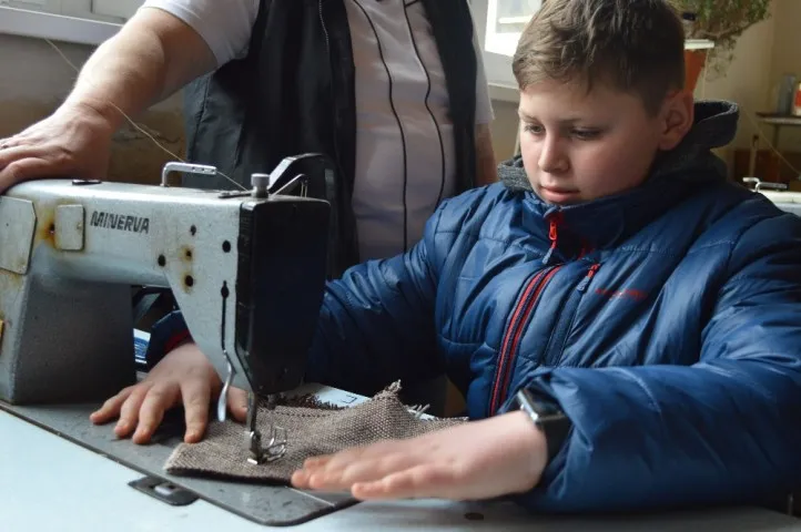 Školy na TECHNOhrátkách ve Vysokém Mýtě zaujala jízda traktorem, šicí stroje, ale i&nbsp;mimořádné ceny
