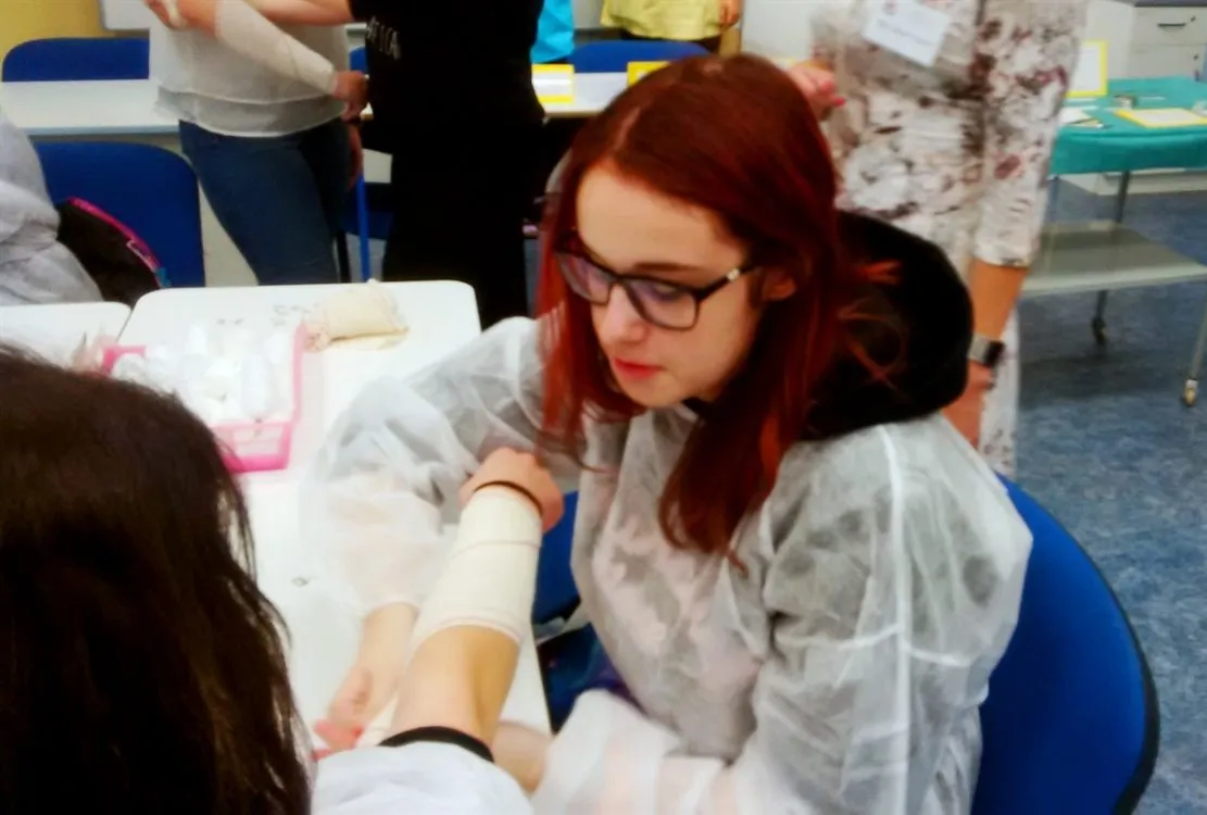 Vydařená premiéra ZDRAVOhrátek v&nbsp;Chrudimi přiblížila školákům práci profesionálních zdravotníků