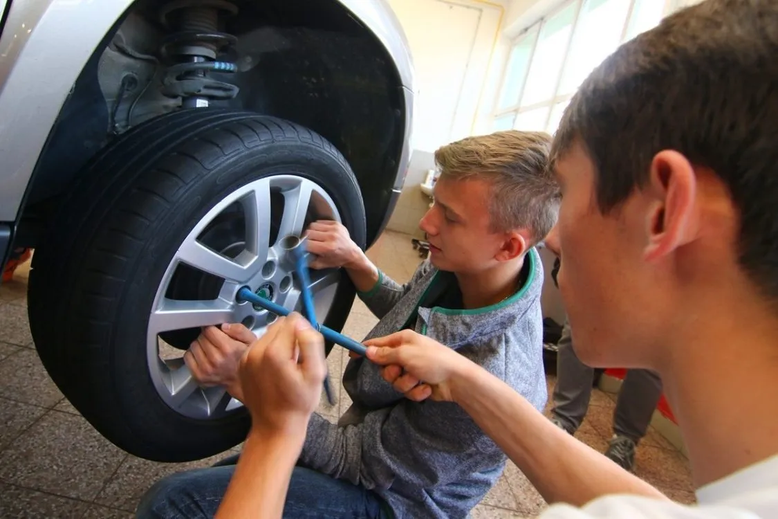 Na TECHNOhrátkách v&nbsp;„automobilce“ v&nbsp;Ústí nad Orlicí čekají na žáky trenažery, píšťalky i&nbsp;motokáry