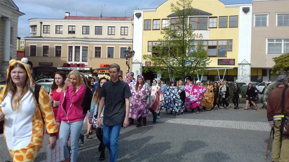 Žáci OA a&nbsp;VOŠE Svitavy na Majálesu