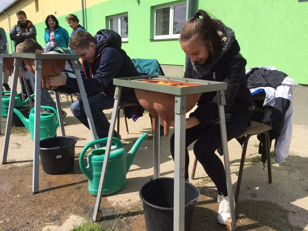 Při zemědělských TECHNOhrátkách v&nbsp;Chrudimi rozdojili žáci makety krav a&nbsp;obdivovali živá zvířata