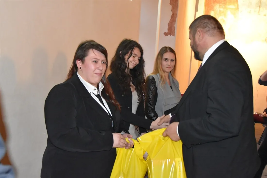 Dívky z&nbsp;Lanškrouna našly inspiraci pro svůj „zlatý“ výrobek na internetu