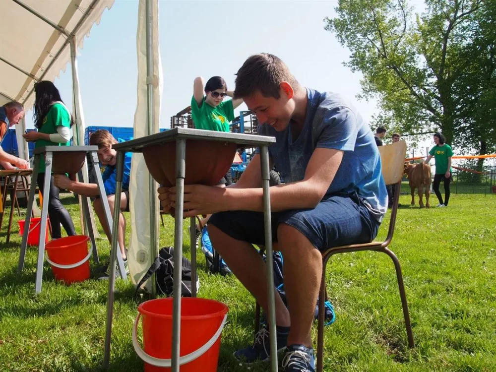 Vydařená premiéra „zemědělských“ TECHNOhrátek – největší atrakcí pro školáky bylo dojení makety krávy