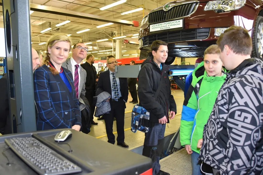 Ministerská návštěva na TECHNOhrátkách pohledem médií