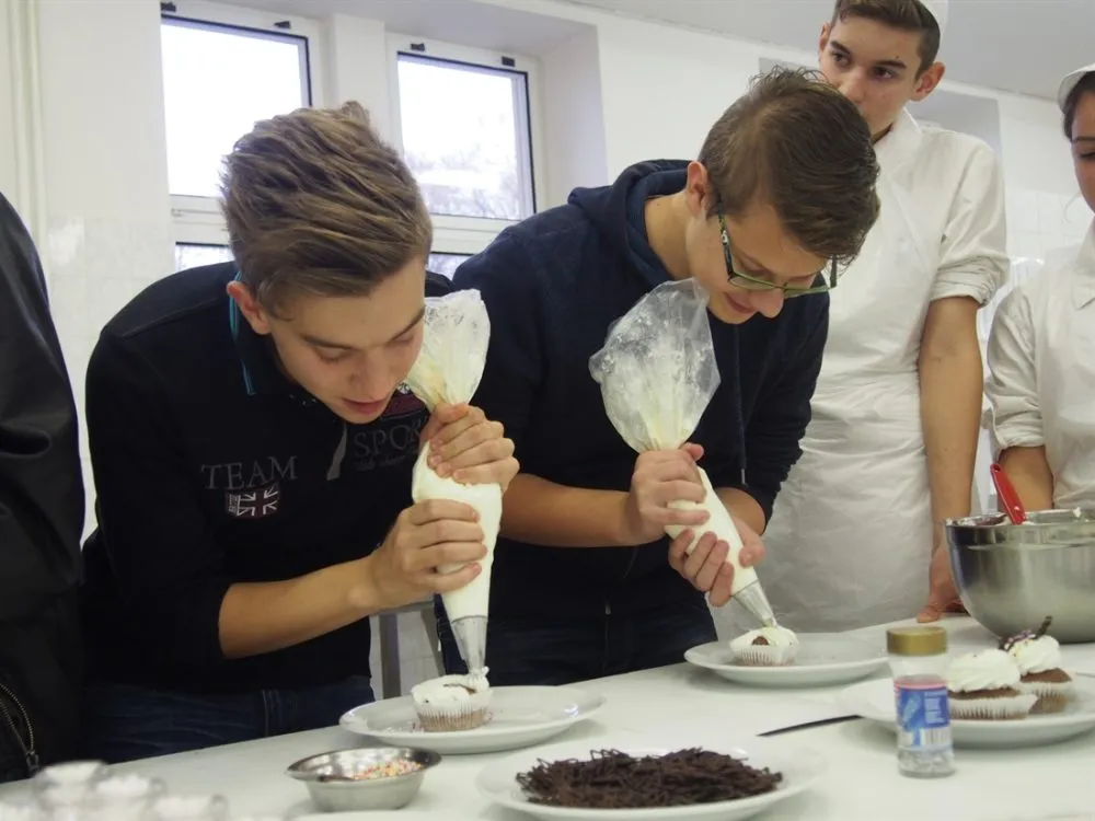 Rekordně obsazené chrudimské TECHNOhrátky voněly chlebíčky, palačinkami, hamburgery i&nbsp;cibulí