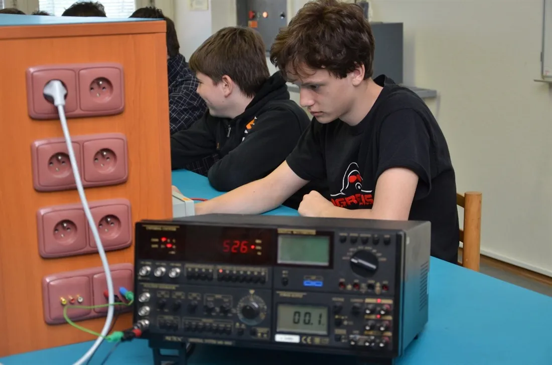 Pardubičtí elektrotechnici natočili z&nbsp;TECHNOhrátek reportáž a&nbsp;umístili ji na školní web i&nbsp;You Tube
