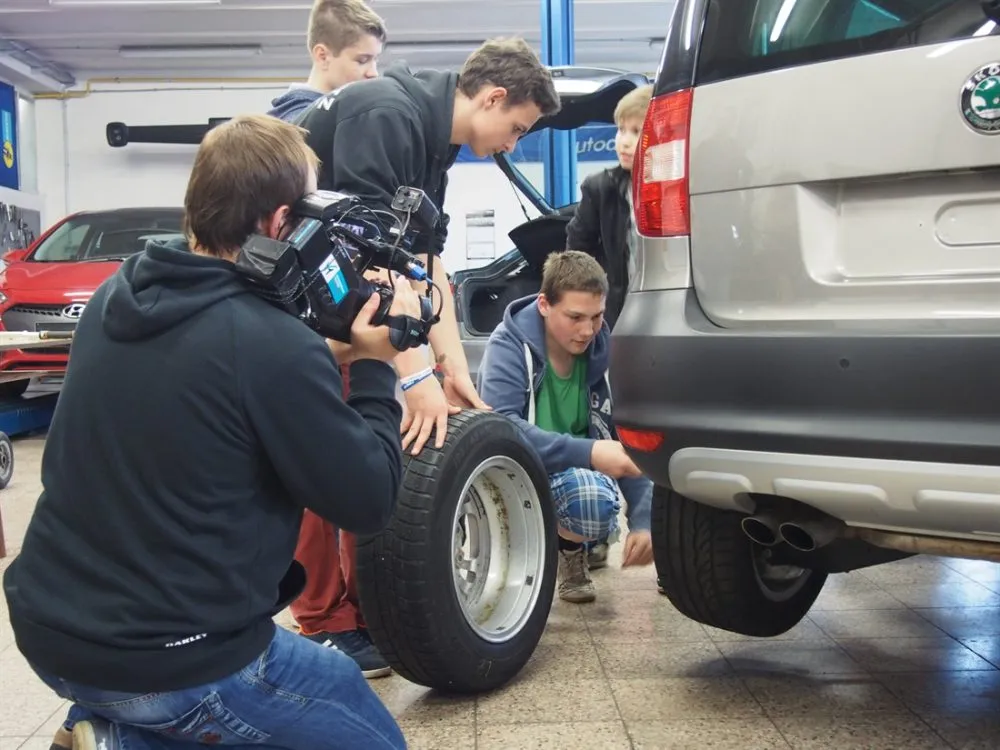 Nevšední zážitek na TECHNOhrátkách – nejprve jízda na trenažeru, poté i&nbsp;za volantem skutečného automobilu!