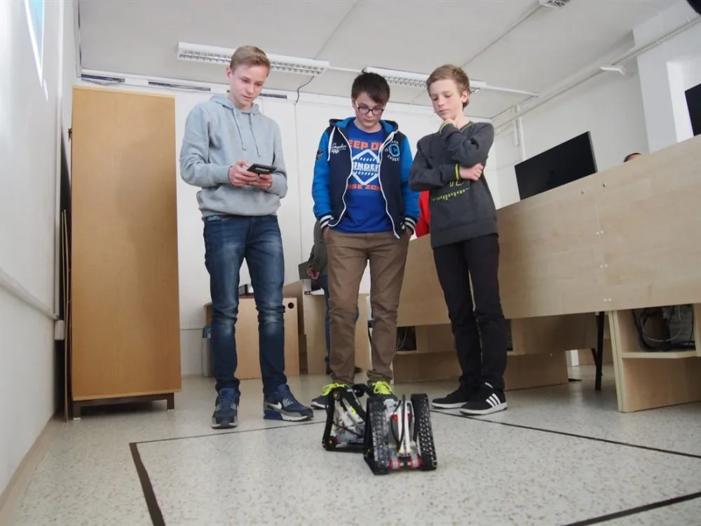 Pardubické ELEKTROhrátky nadchly školáky soubojem robotů, výrobou blikaček na kolo i&nbsp;tvorbou vlastních termosnímků