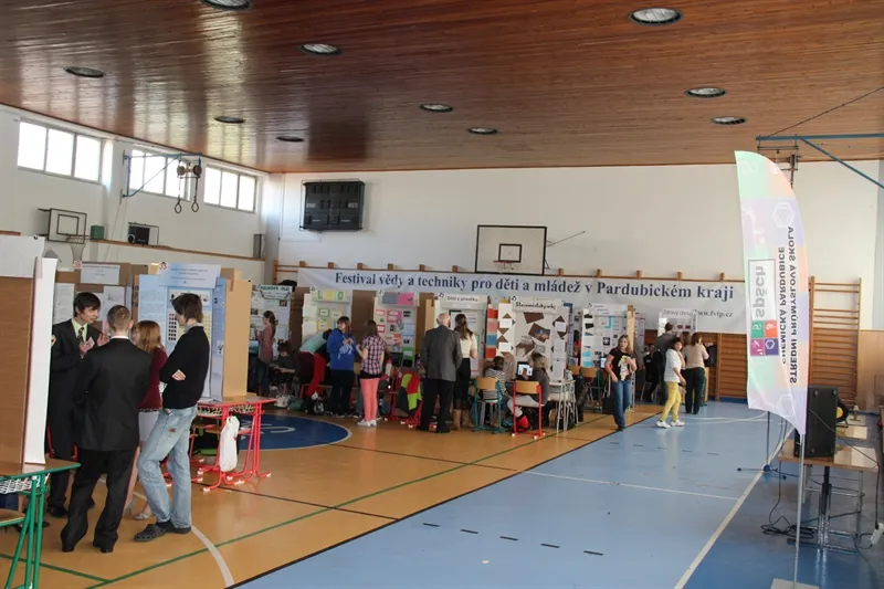 Festival vědy a&nbsp;techniky v&nbsp;prostorách SPŠCH Pardubice