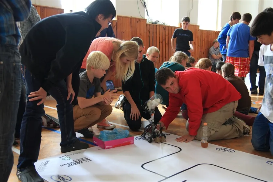 Tělocvična na vysokomýtském gymnáziu plná robotů